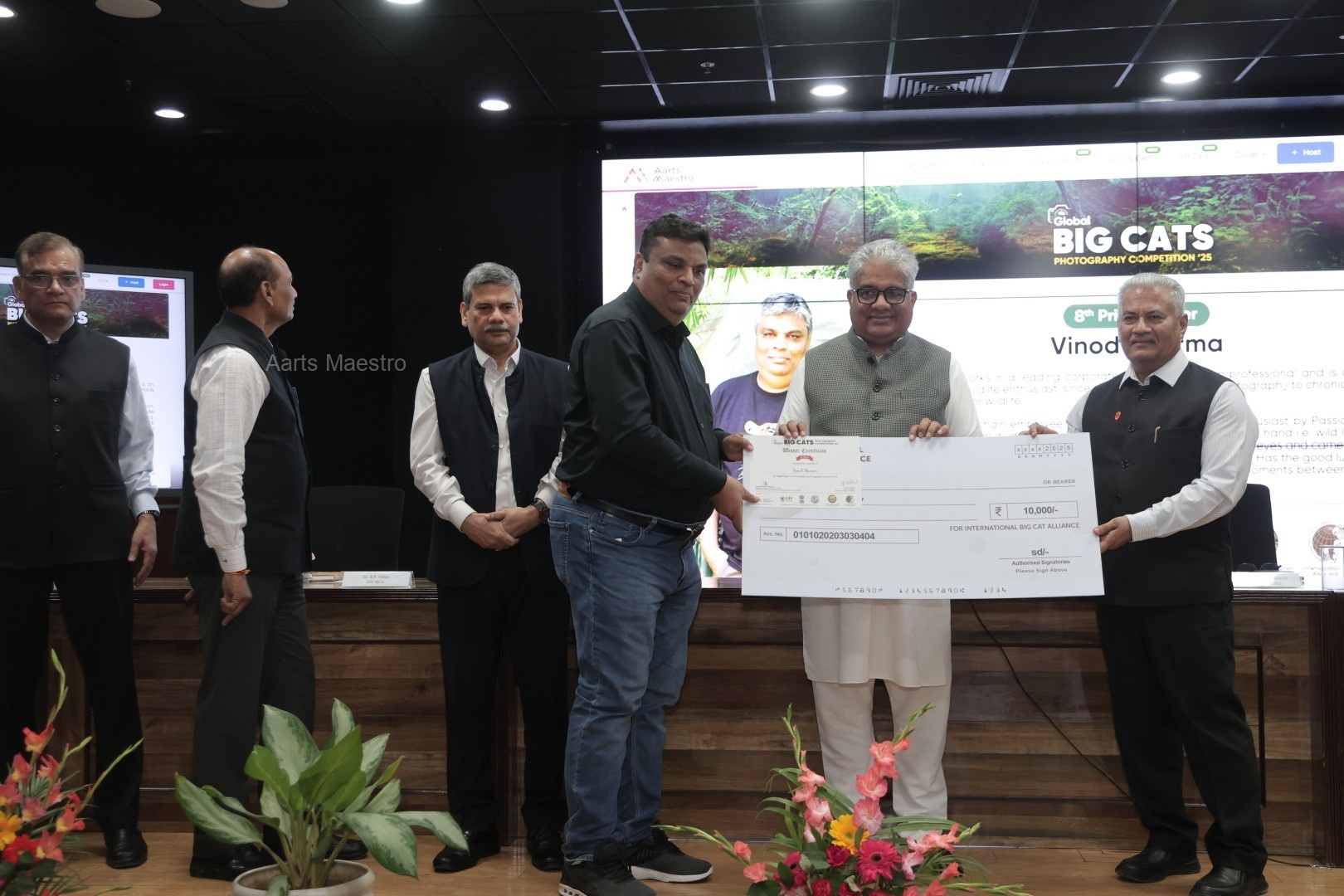 8th Prize Winner Vinod Sharma receiving cash prize cheque and Winner Certificate from Hon. Minister Shri Bhupender Yadav and Dr. SP Yadav