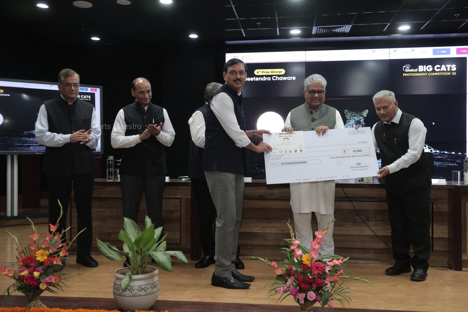 6th Prize Winner Jeetendra Chaware receiving cash prize cheque and Winner Certificate from Hon. Minister Shri Bhupender Yadav and Dr. SP Yadav