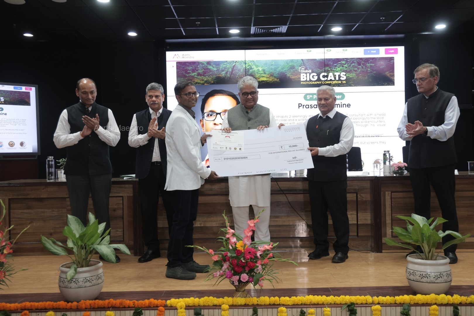 5th Prize Winner Prasad Hamine receiving cash prize cheque and Winner Certificate from Hon. Minister Shri Bhupender Yadav and Dr. SP Yadav