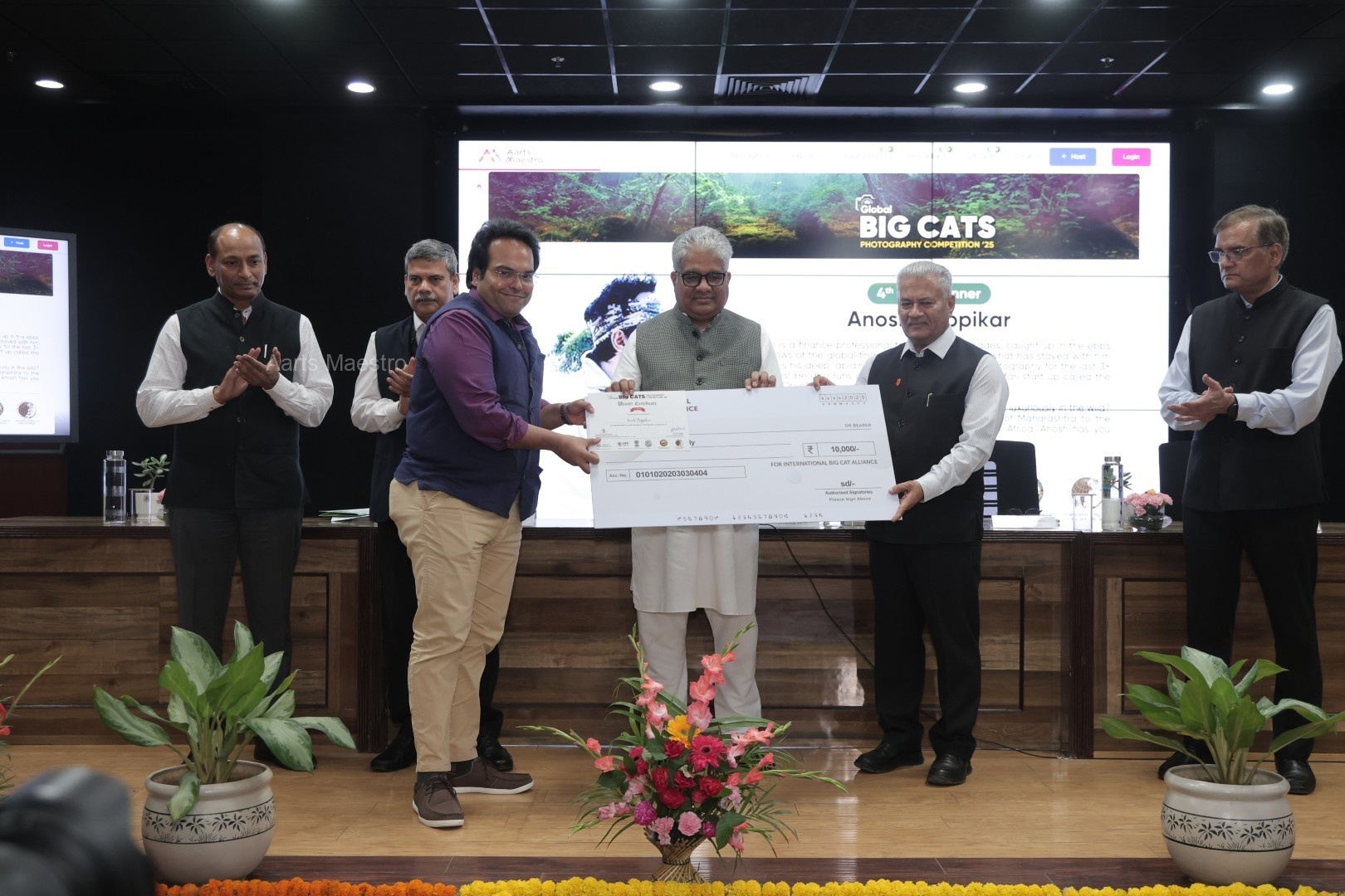 4th Prize Winner Anosh Koppikar receiving cash prize cheque and Winner Certificate from Hon. Minister Shri Bhupender Yadav and Dr. SP Yadav