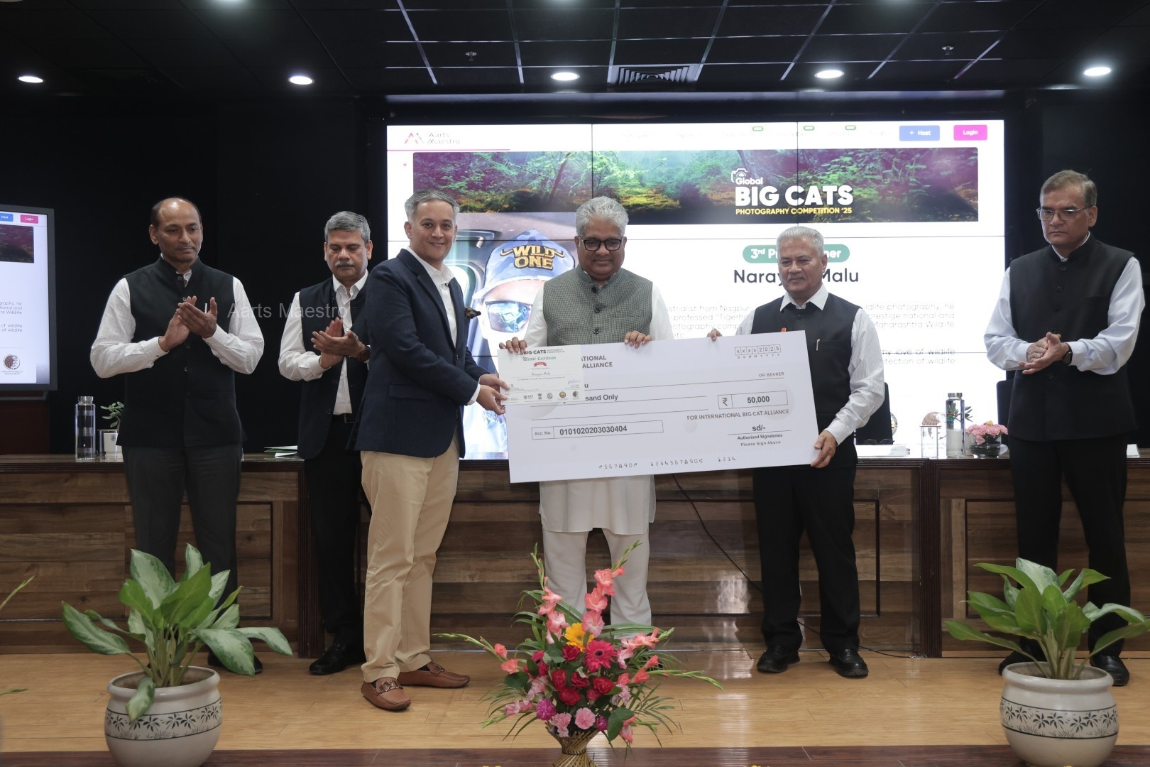 3rd Prize Winner Narayan Malu receiving cash prize cheque of Fifty Thousand rupees and Winner Certificate from Hon. Minister Shri Bhupender Yadav and Dr. SP Yadav
