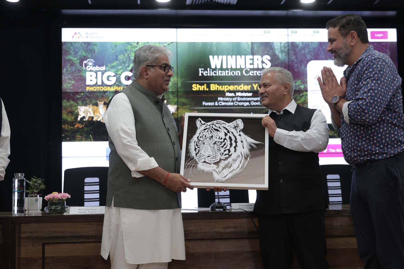 Dr. SP Yadav presenting a handcrafted 3D tiger artwork to Hon'ble Minister