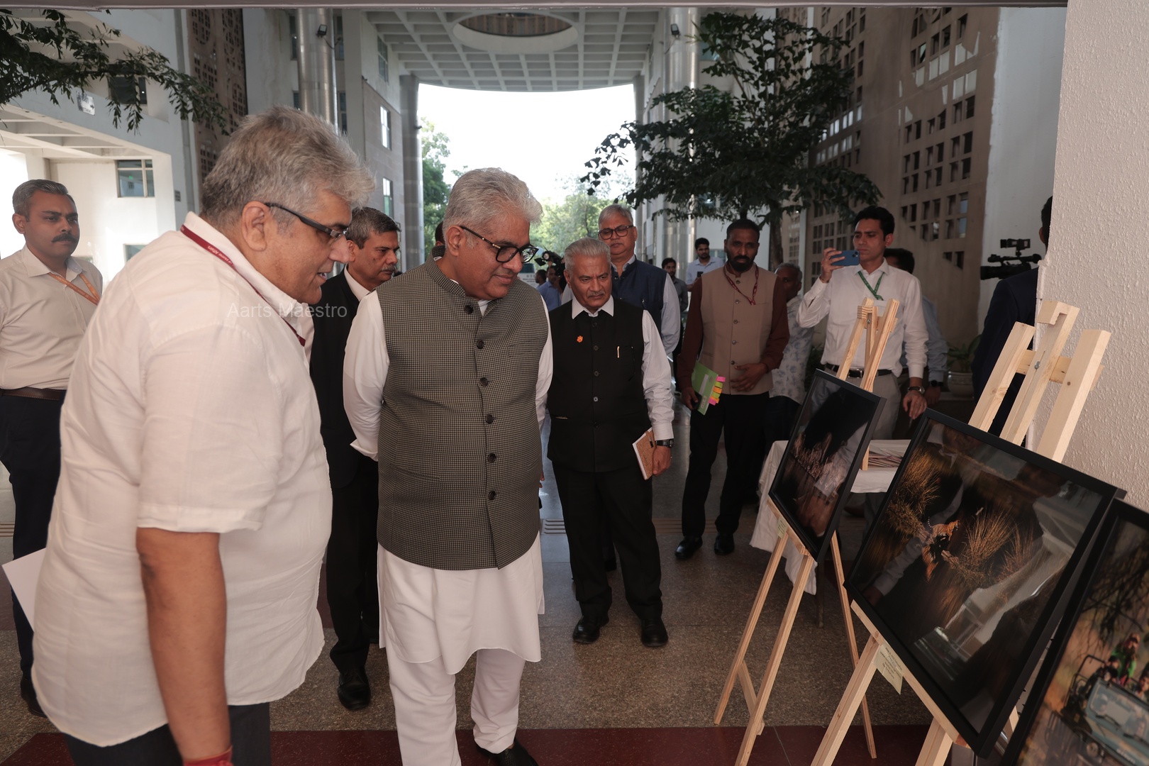 Hon. Minister Shri Bhupender Yadav and dignitaries viewing the photography exhibition of award-winning big cat photographs