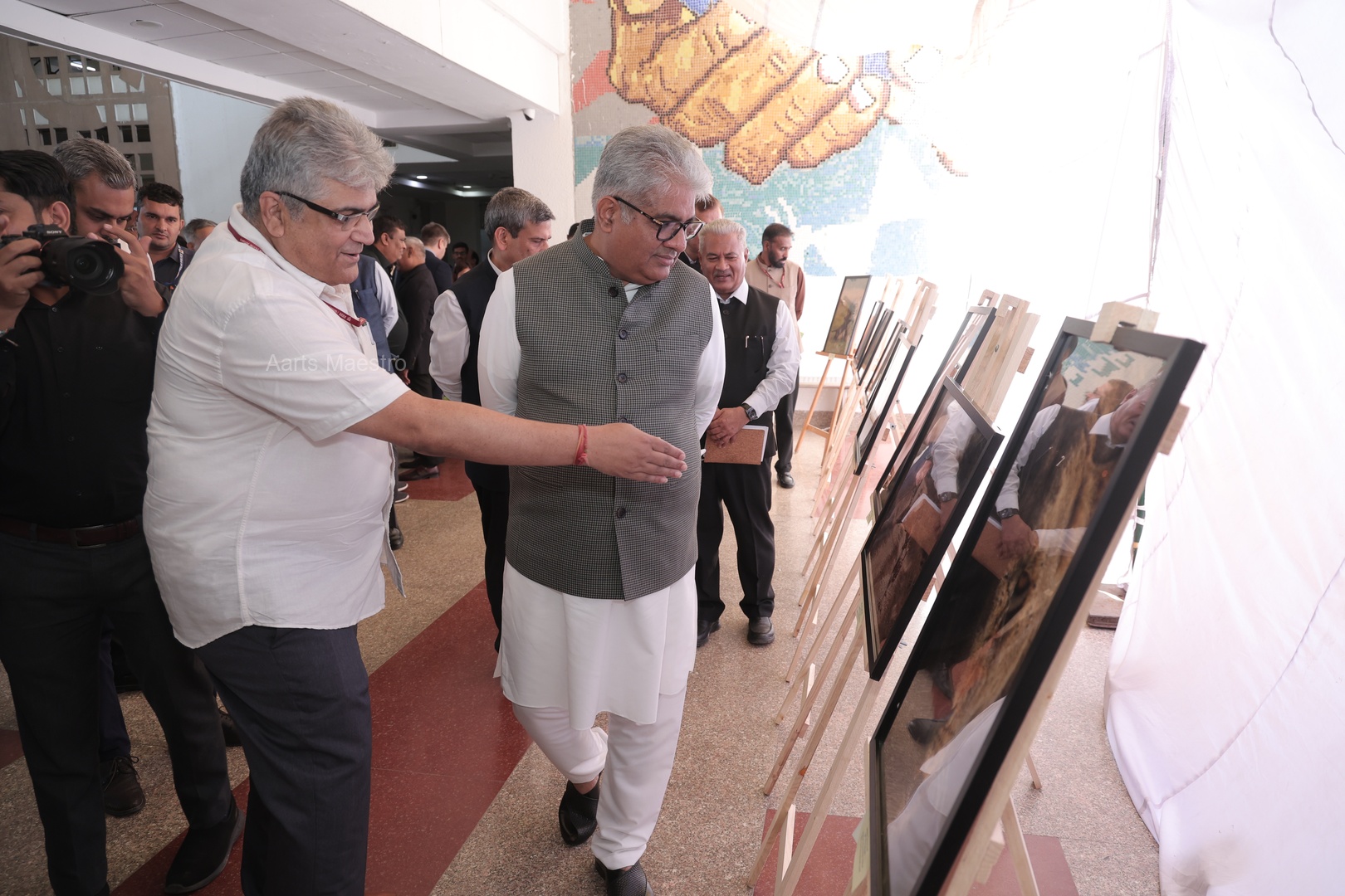 Hon. Minister Shri Bhupender Yadav viewing the photography exhibition